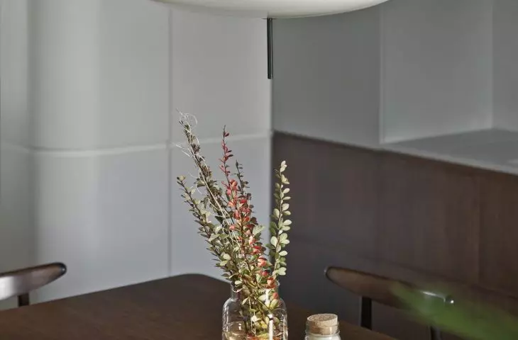 Stół i designerska lampa 