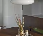 Stół i designerska lampa 