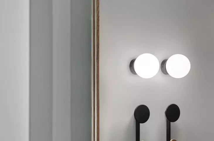 Minimalistyczne kinkiety i haczyki na ubrania