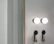 Minimalistyczne kinkiety i haczyki na ubrania