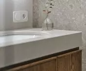Szafka pod umywalką nawiązuje do mebli w mieszkaniu