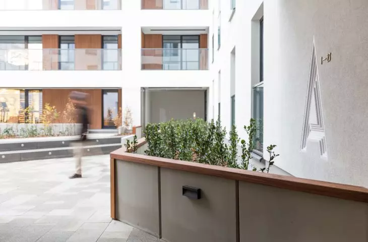 marking of staircases in the patio space is made in the form of bas-reliefs embedded in the walls