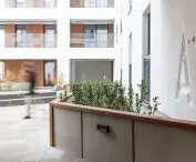marking of staircases in the patio space is made in the form of bas-reliefs embedded in the walls
