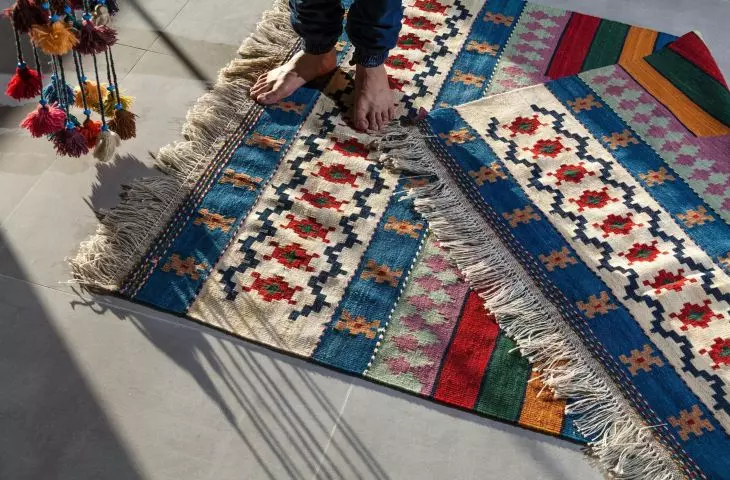 Kolorowy dywan z motywami folklorystycznymi