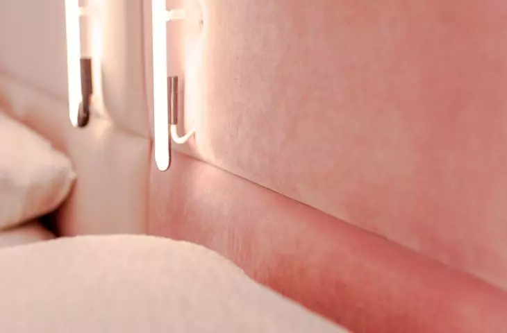 miękkie wezgłowie łóżka z neonową lampą