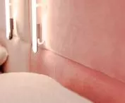 miękkie wezgłowie łóżka z neonową lampą