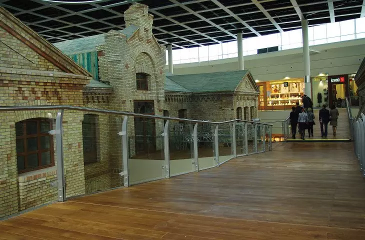 Balustrada szklana słupkowa z pochwytem nierdzewnym, Plaza Suwałki