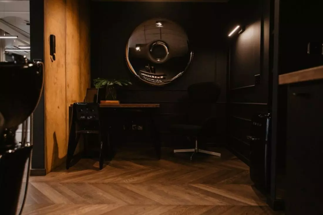 Ciemna strefa salonu
z lustrem Oskara Zięty