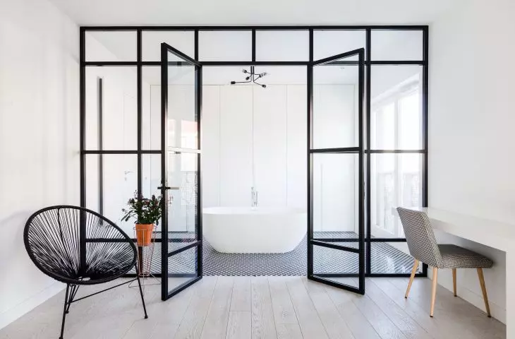 Salon kąpielowy za przeszklonymi drzwiami