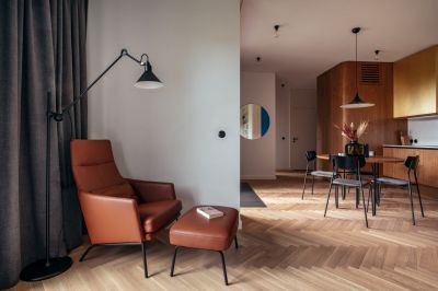skórzany fotel w salonie