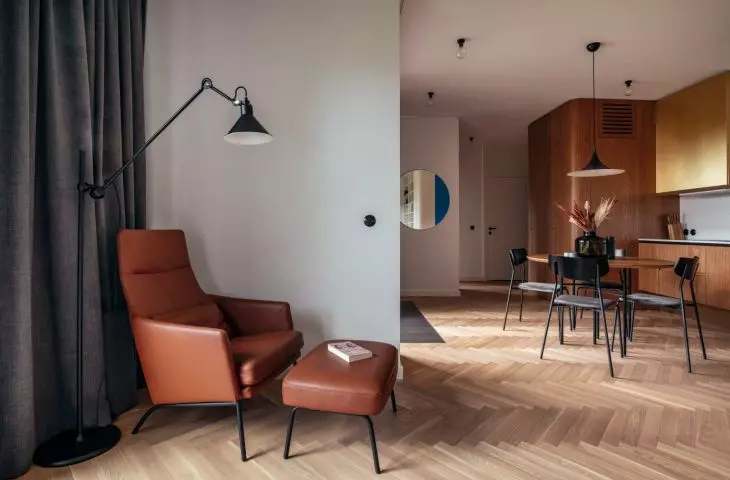 skórzany fotel w salonie