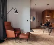 skórzany fotel w salonie