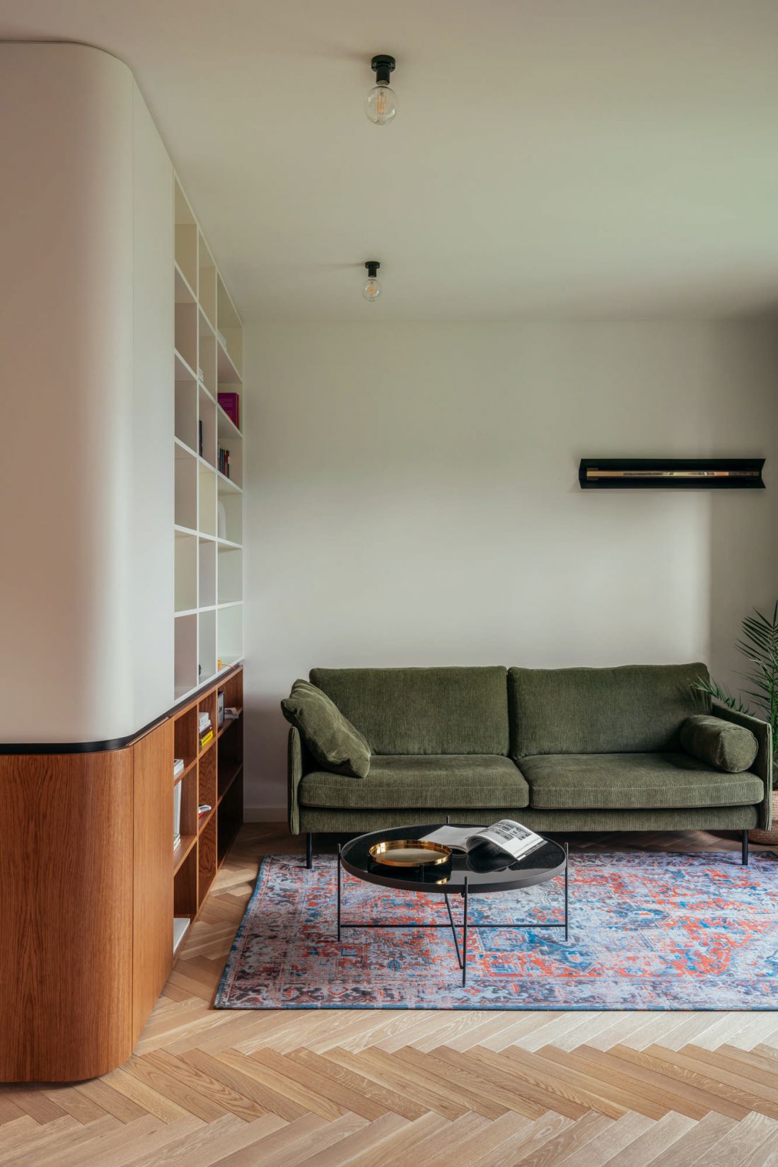 gwiazdą salonu jest zielona sztruksowa sofa