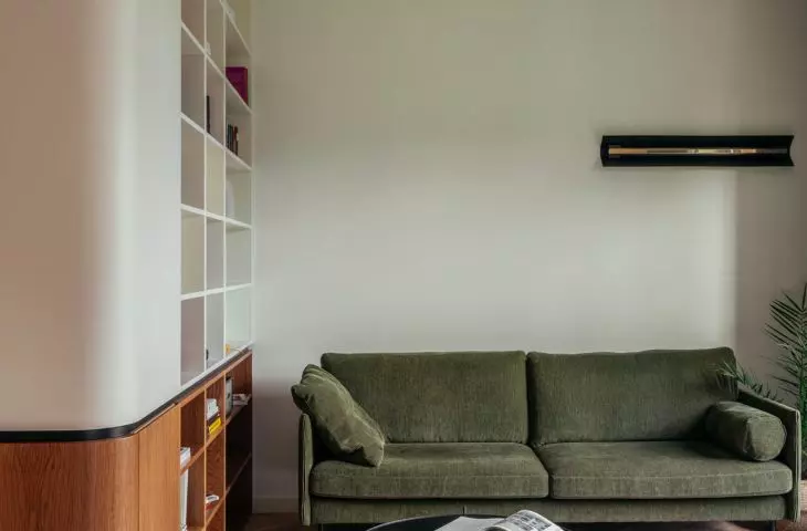 gwiazdą salonu jest zielona sztruksowa sofa