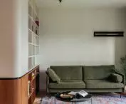 gwiazdą salonu jest zielona sztruksowa sofa