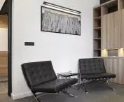 Widok na wnętrze biura z czarnymi fotelami