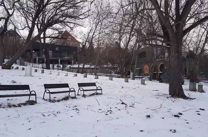 Park Szelągowski z Ogrodem Szeląg. W głębi świetlica, po prawej kontener gastronomiczny i biurowy (proj. wiercinski-studio)