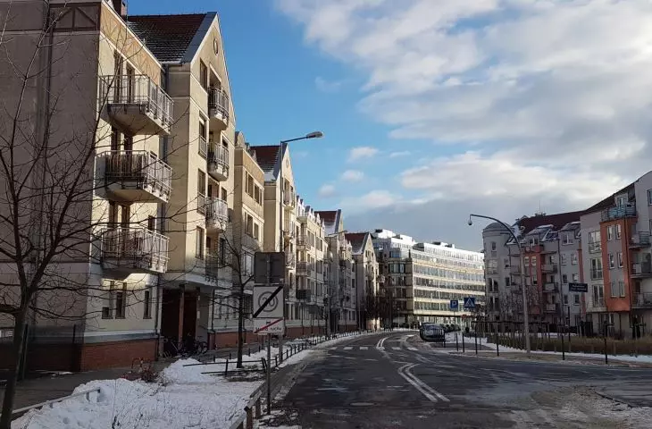 The development of Szyperska Street, which (on the left) has fatally cut off the old port area from the river.
