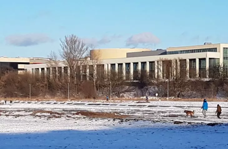 Nadrzeczna panorama kampusu Politechniki Poznańskiej. 