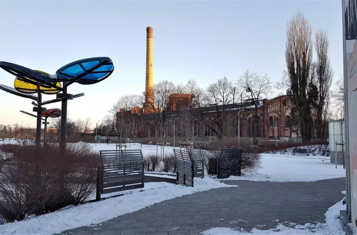 Park in the old riverbed of the Warta River. On the left is the Wartofrajda playground.