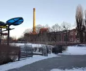 Park w starym korycie Warty. Po lewej plac zabaw Wartofrajda.