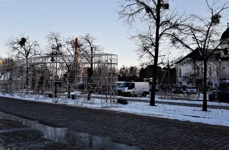 Installation reminiscent of the truss of the Chwaliszewski Bridge standing at this location