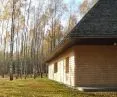Elewacja domu pokryta jest drewnem