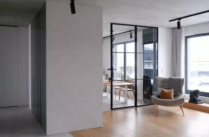 The living space is separated from the children's rooms by a centrally located double-sided 