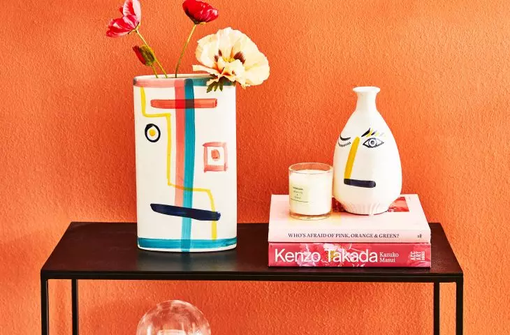 Decorative ceramics and strong colors