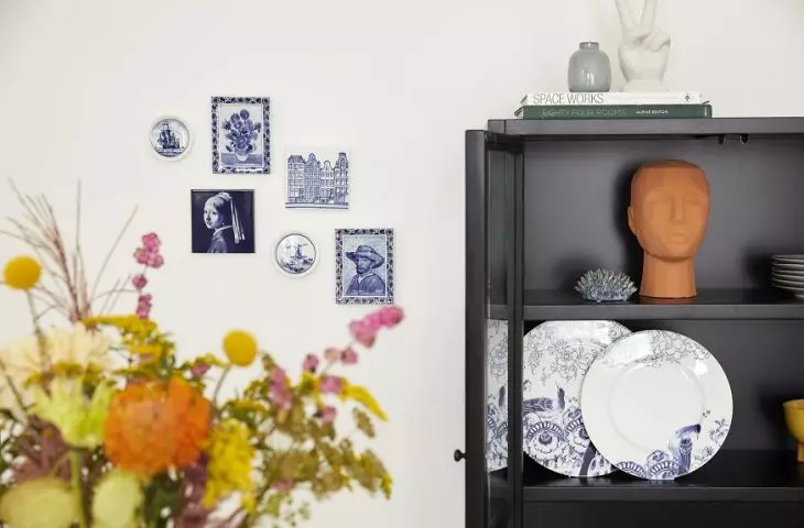 Dutch ceramics on the walls 