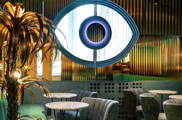 mesmerizing eye at Lukullus in St. Tropez