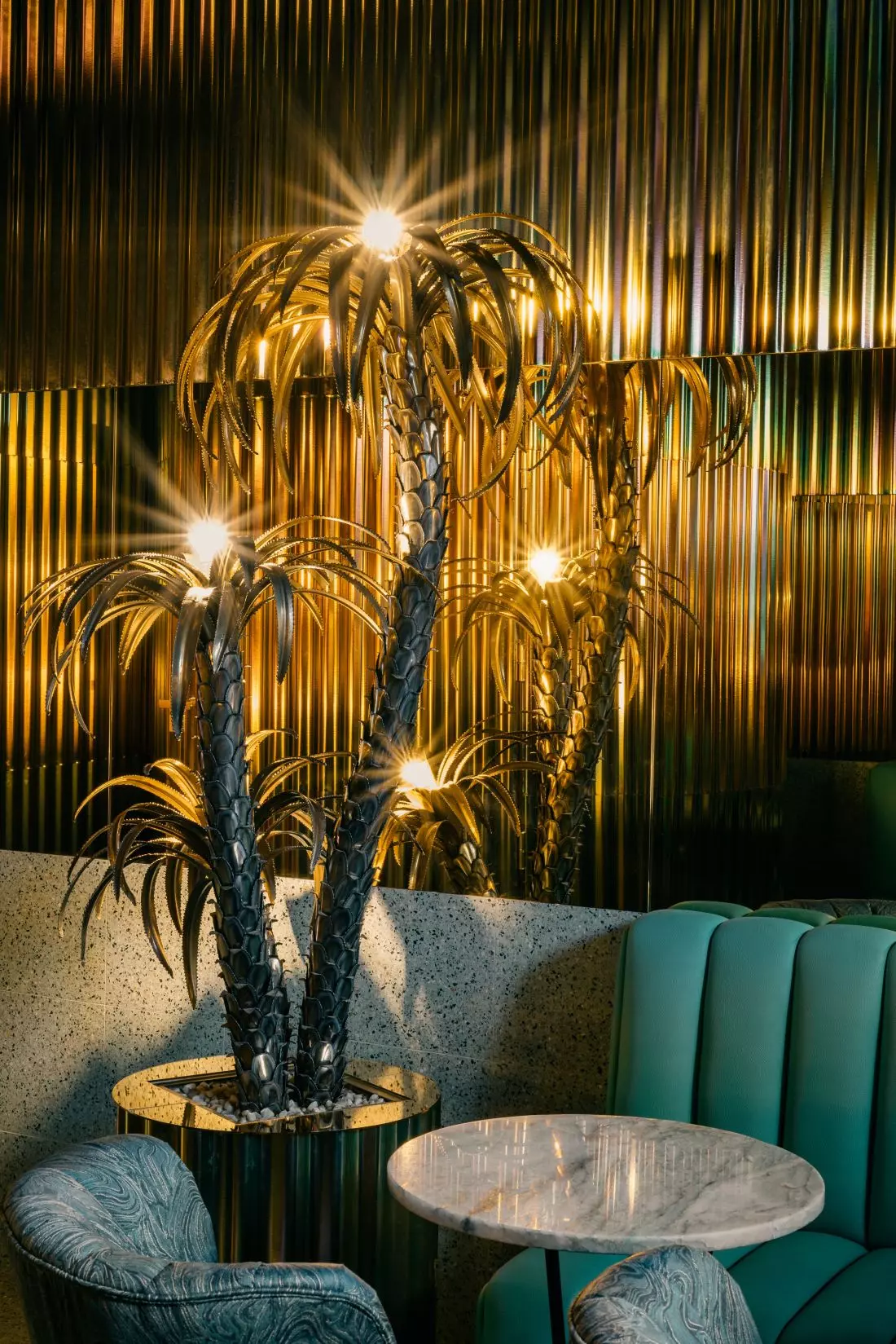 Lampa w formie palmy