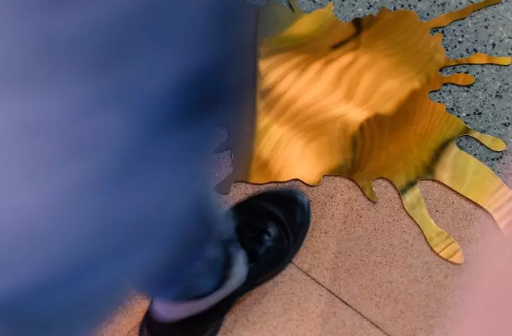 kleks na podłodze pomiędzy pomieszczeniami 