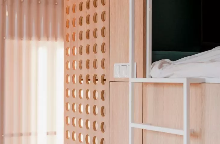 the bed is surrounded by low walls in dark green color