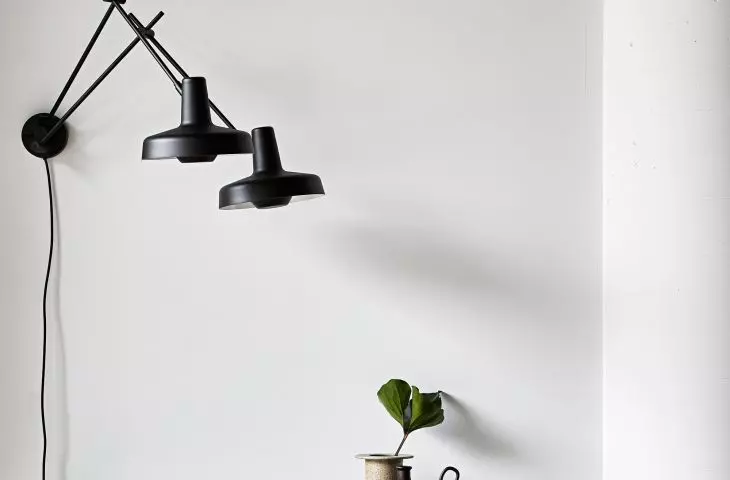 Lampy Arigato montowane na ramieniu