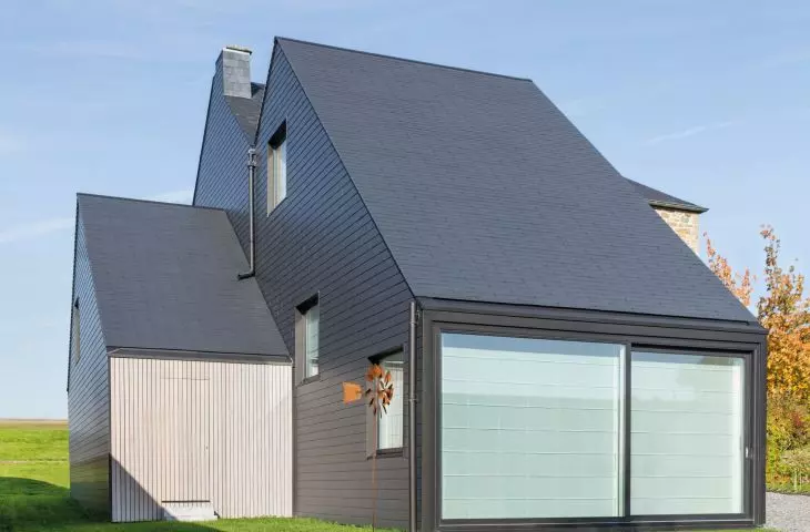 Roof and facade of a single-family house in Assesse (Belgium) covered with Cedral tile in graphite color