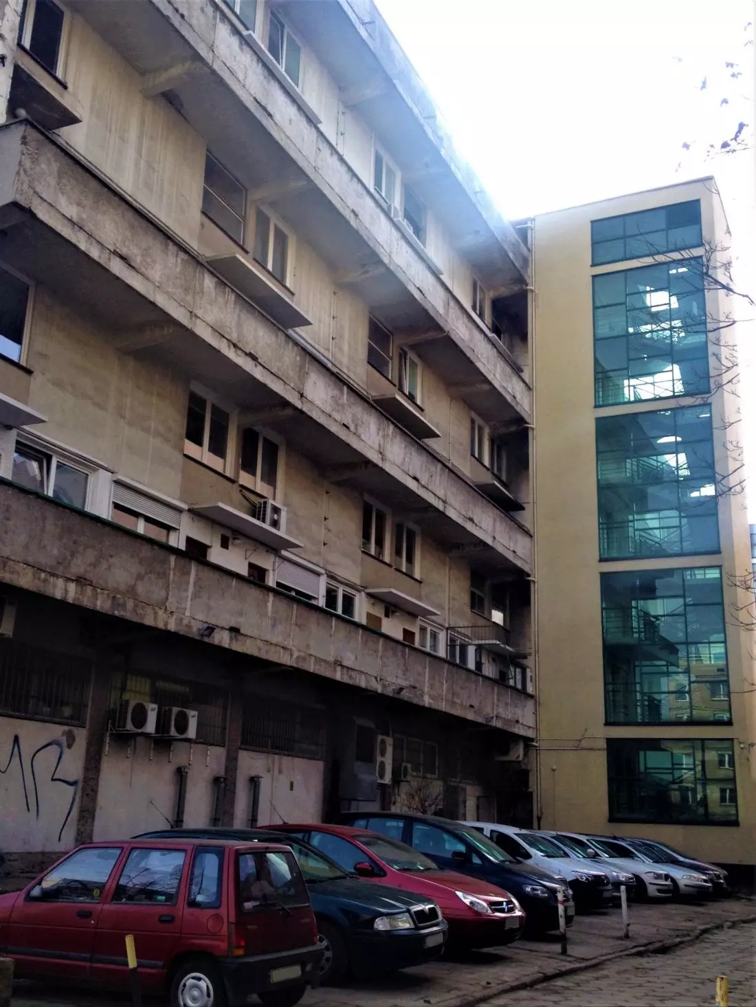 Mezonetowiec od podwórka, część niewyremontowana