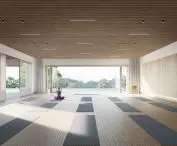 sala do ćwiczeń z widokiem na jezioro
