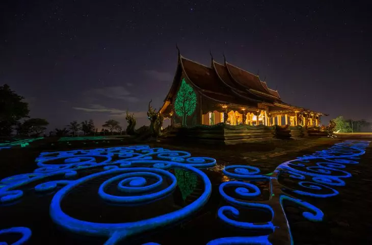 Luminescent and chromatic paints for walls, facades and surfaces