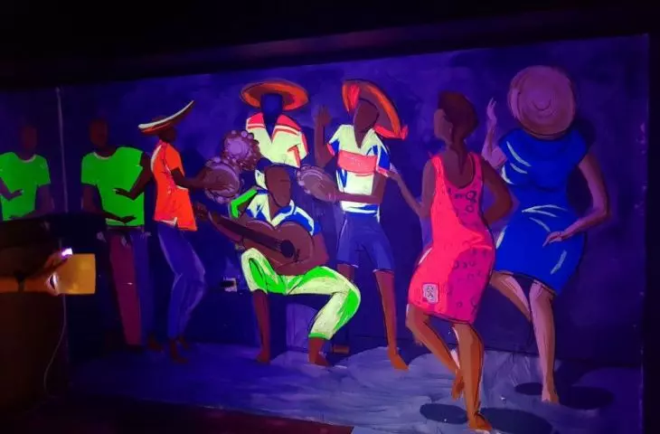 Luminescent and chromatic paints for walls, facades and surfaces