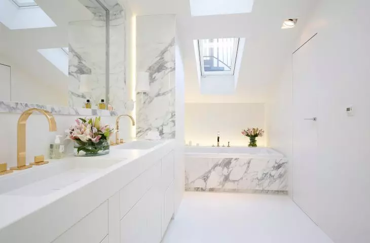 Apartament w Krakowie, biała łazienka 