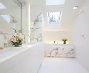 Apartament w Krakowie, biała łazienka 