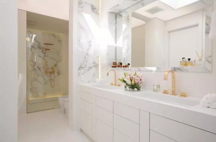 Apartament w Krakowie, łazienka ze złotymi akcentami