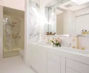 Apartament w Krakowie, łazienka ze złotymi akcentami