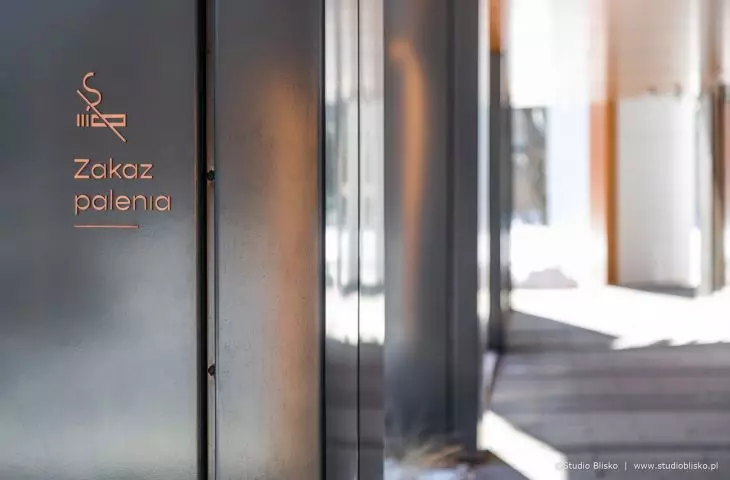 znak dotyczący zakazu palenia przed wejściem do budynku