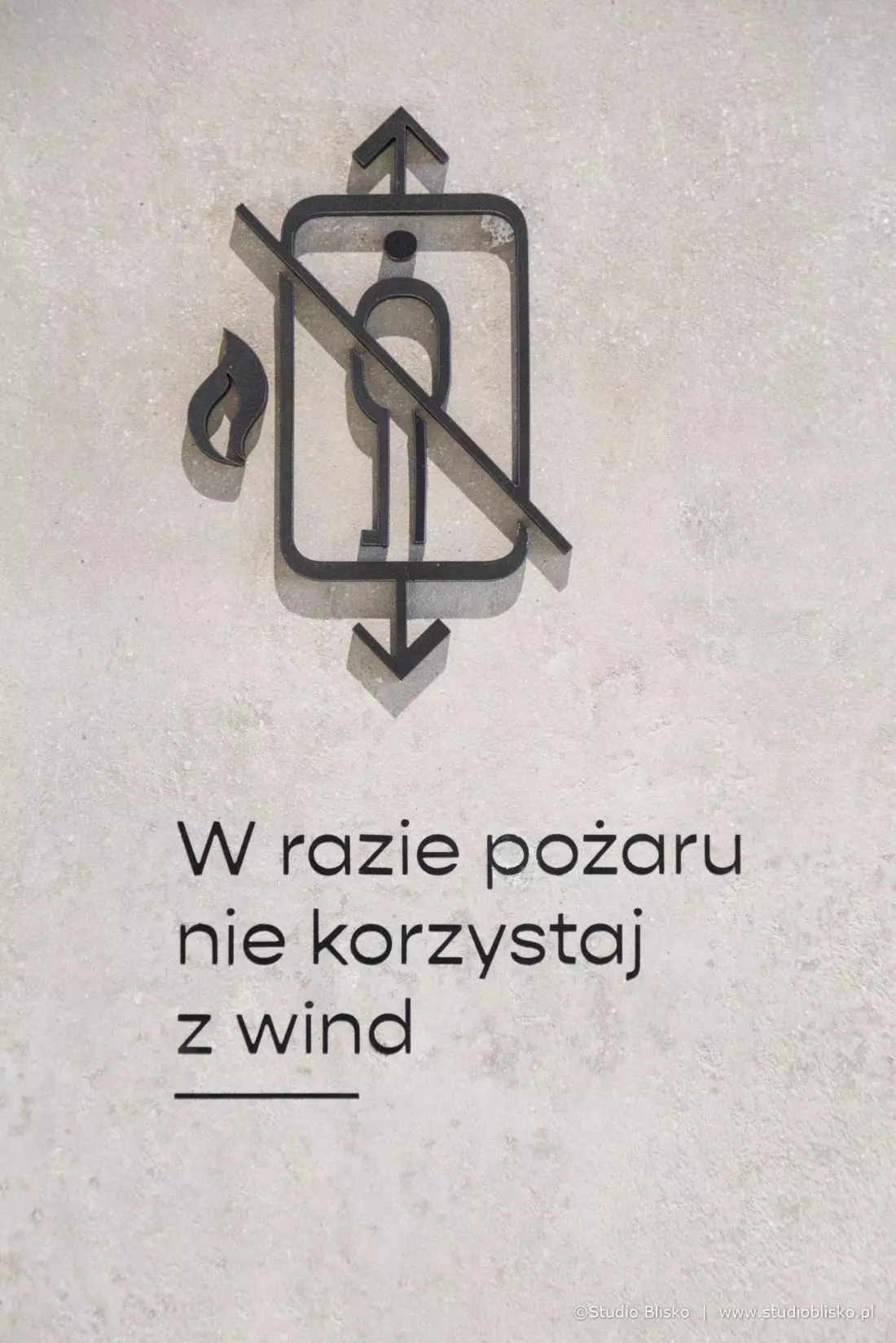 informacja przestrzegająca przed korzystaniem z windy w razie pożaru