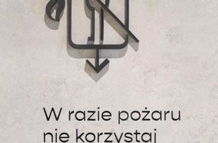 Information warning against using the elevator in case of fire