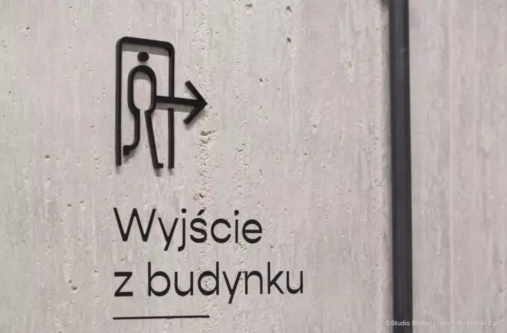 oznaczenie wyjścia z budynku