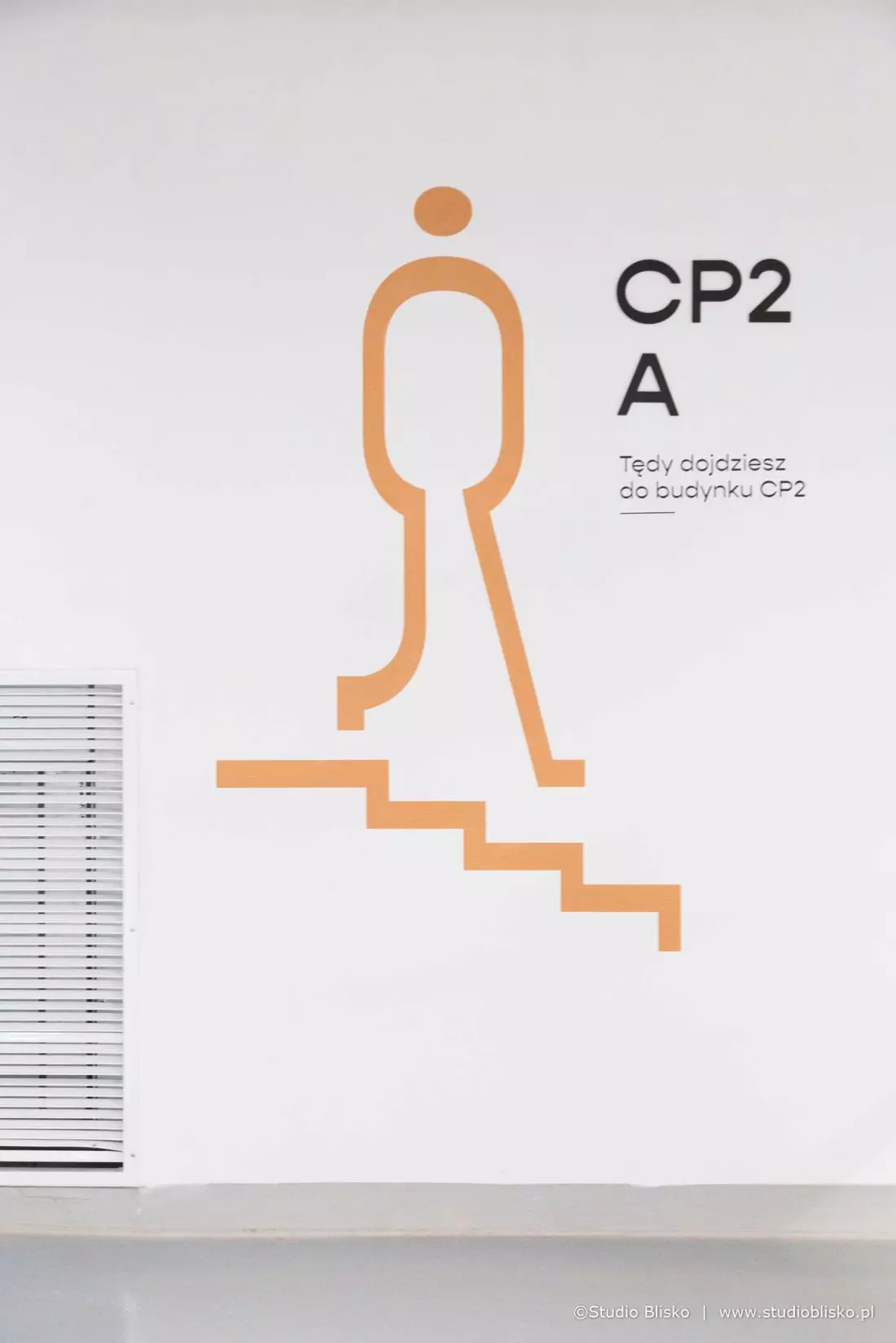 informacja wskazująca drogę do budynku CP2
