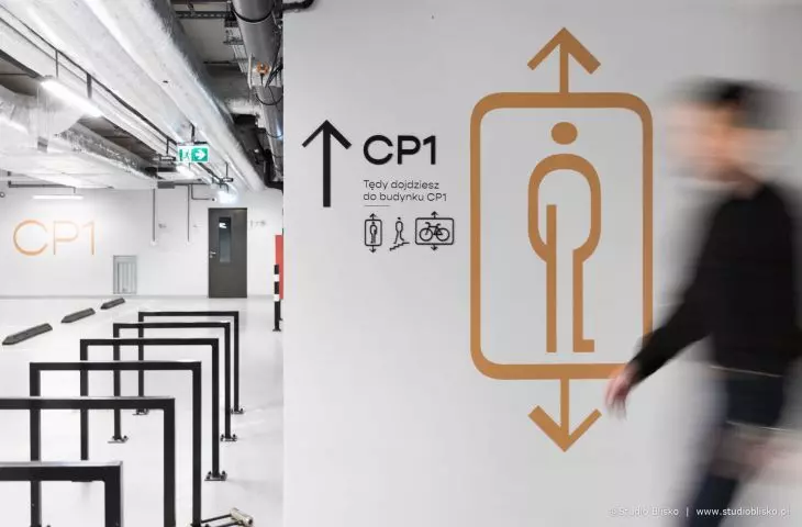 informacja na temat dojścia do budynku CP1 z garażu